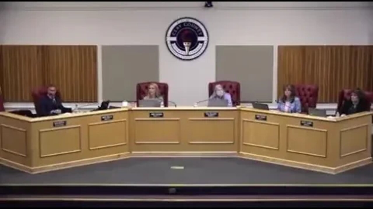 UNREAL. A dad says he’s gonna read from graphic books available