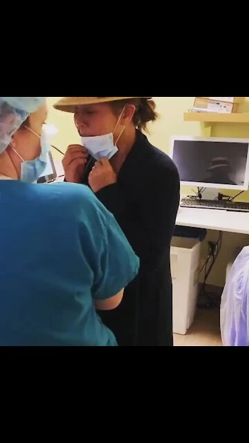 Mãe de Chrissy Teigen revela comovente momento em que se despediu do neto