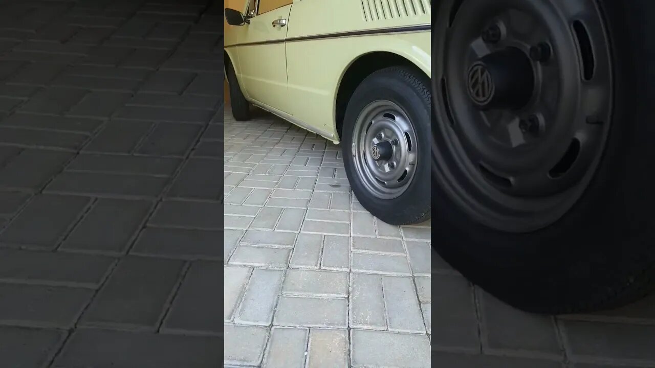 carro antigo sempre tá vazando algo .. tenha jornal ou papelão por perto...