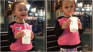 Cette petite fille est bien décidée à ne pas partager son smoothie!