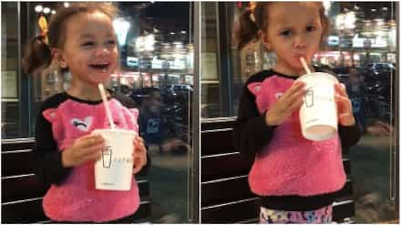 Cette petite fille est bien décidée à ne pas partager son smoothie!