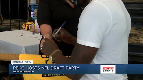 Fans take in NFL Draft with Santonio Holmes