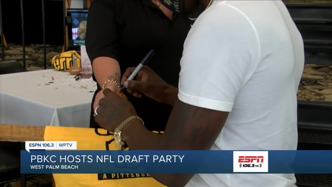 Fans take in NFL Draft with Santonio Holmes