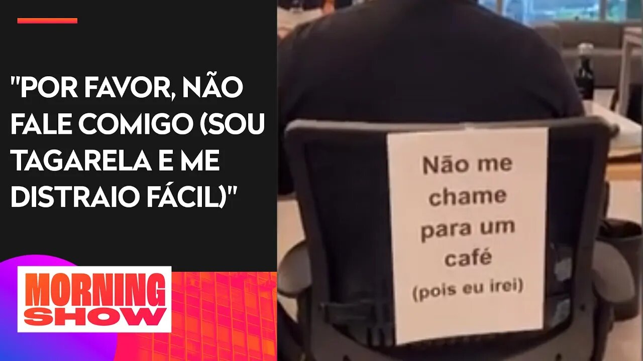 Funcionários viralizam com recados sinceros em cadeiras de escritórios