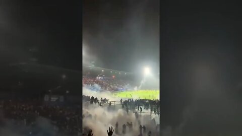 Confusão em estádio da Indonésia (127 mortos)