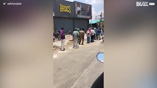 Une énorme file d'attente s'est formée en Inde