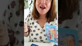 Tirando uma carta do Tarot pra começar bem o dia #shorts