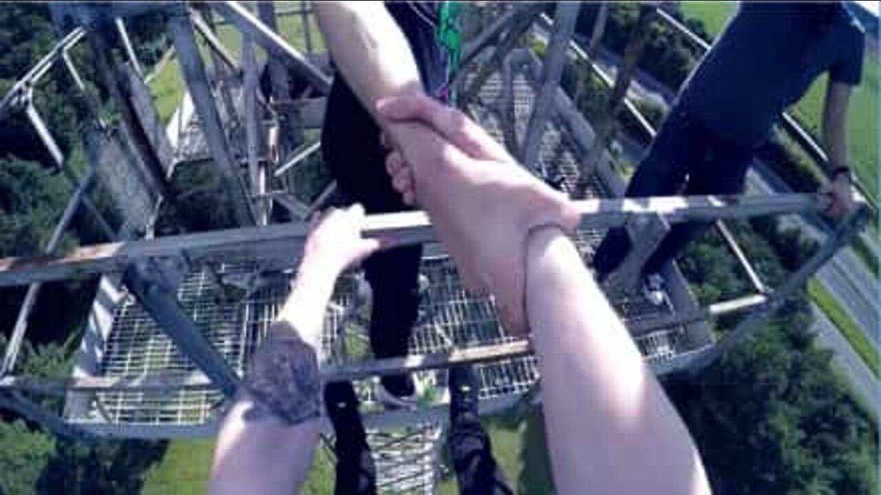 友達を危険な落下から守った男性