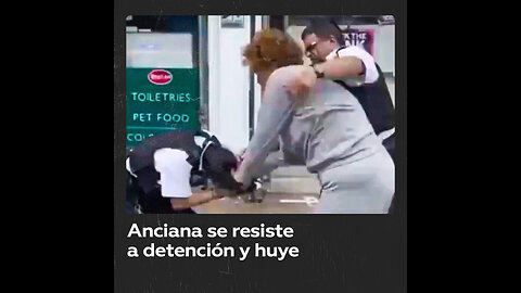 Una anciana opone resistencia a detención policial
