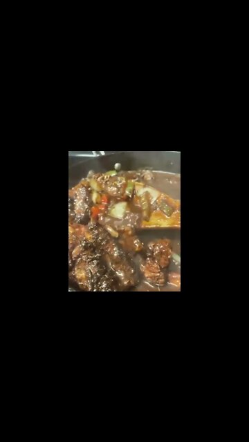 Brown stew chicken | @spicejamaica on IG 🐔😘 #shorts