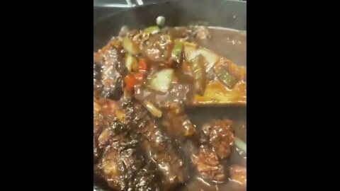 Brown stew chicken | @spicejamaica on IG 🐔😘 #shorts