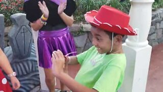 Ce petit garçon apprend son adoption par son beau-père à Disney World