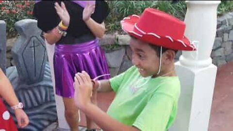 Ce petit garçon apprend son adoption par son beau-père à Disney World