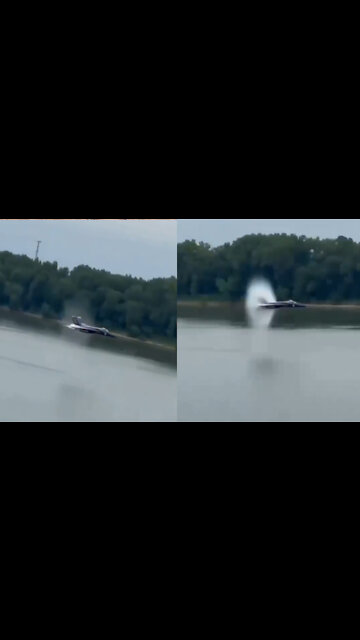 🔥🔥The pilot offers a very cool war action over water👏🔥🙌