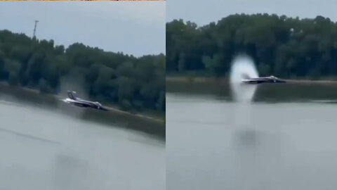 🔥🔥The pilot offers a very cool war action over water👏🔥🙌