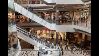 Ung kvinde viser, hvordan man kan spise gratis i indkøbscentret