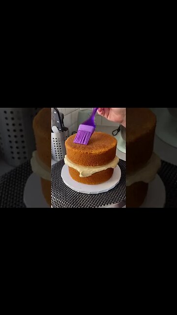 Stack, fill & crumb coat 😌 and my personal favourite flavour… salted caramel 🤤