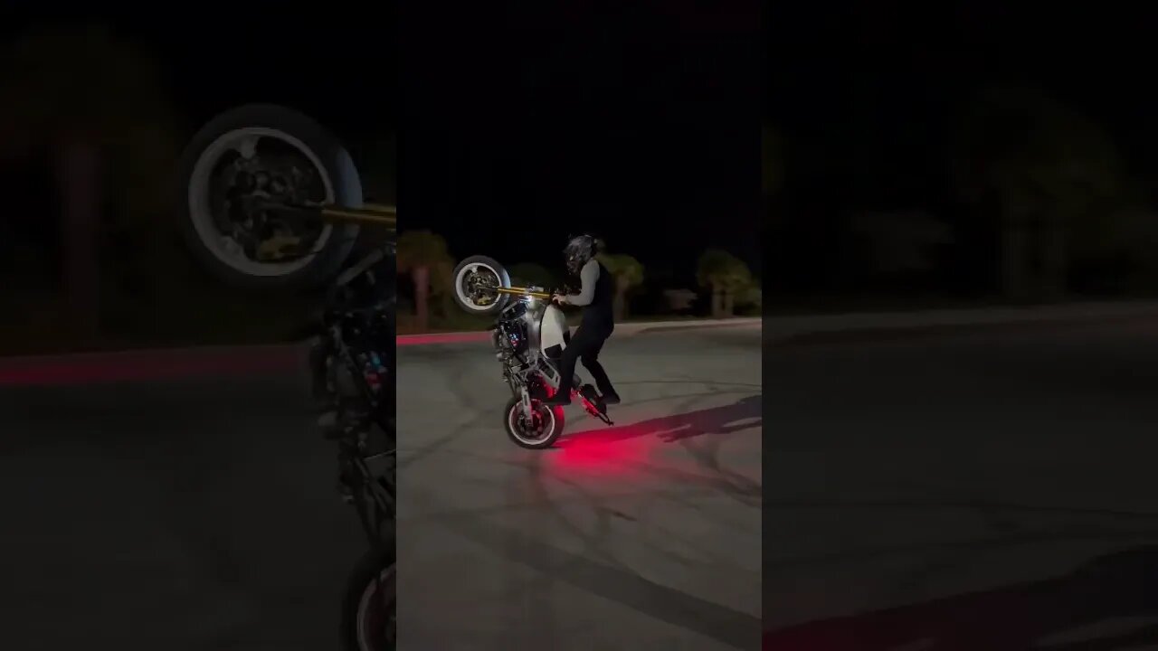 Circles in front of cops 🛵💨👮🏻♂️