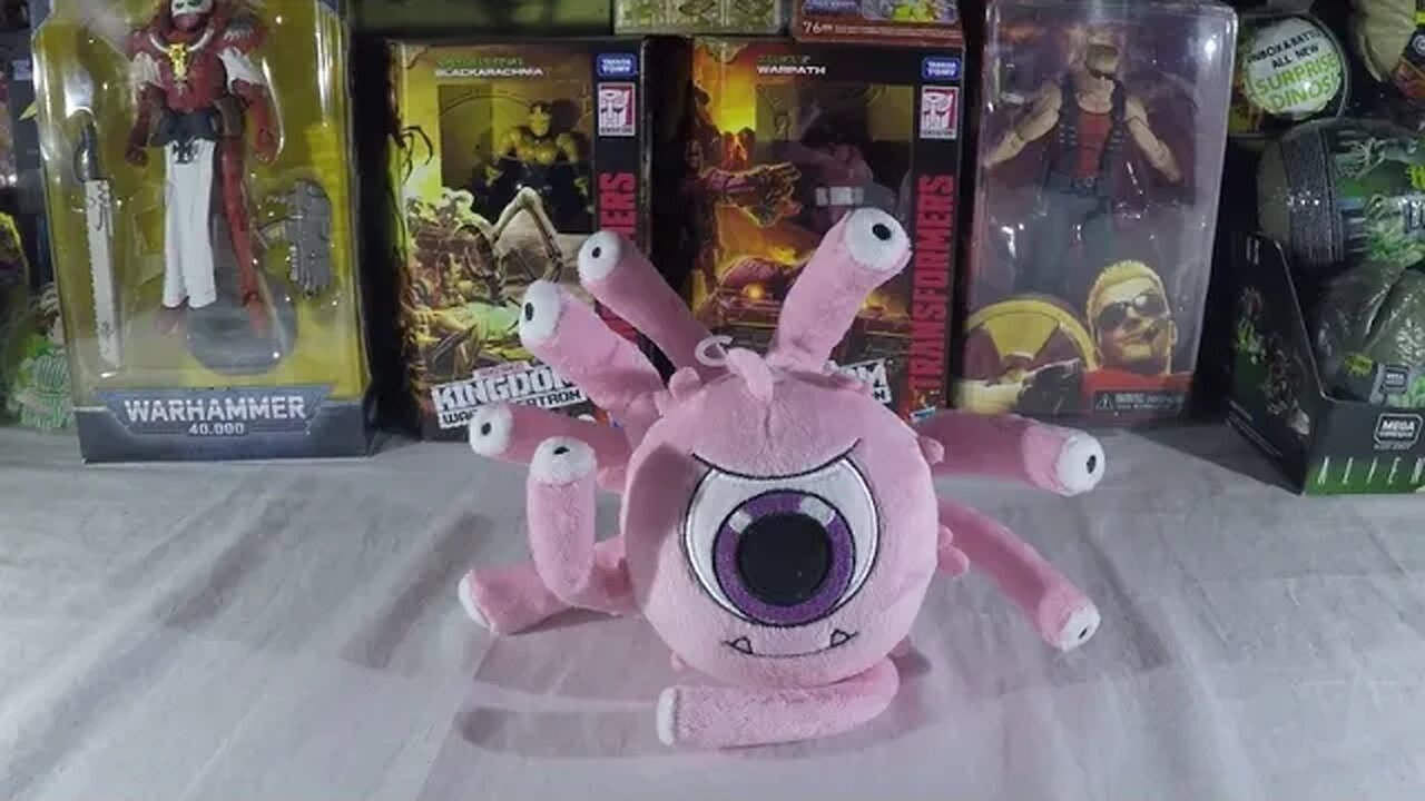 Kidrobot Dungeons & Dragons Beholder Plush unbagging