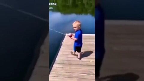 mini pescador distraído 😂😂😂