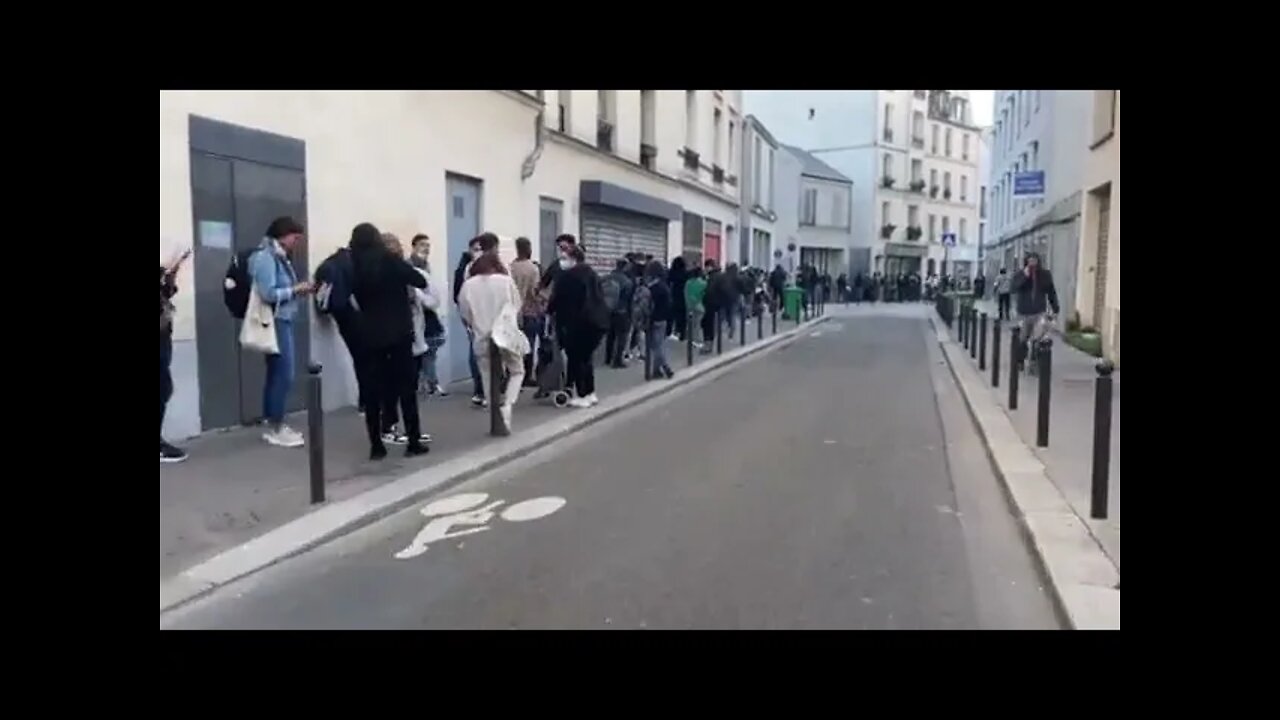 Massive Lines For Food In Paris