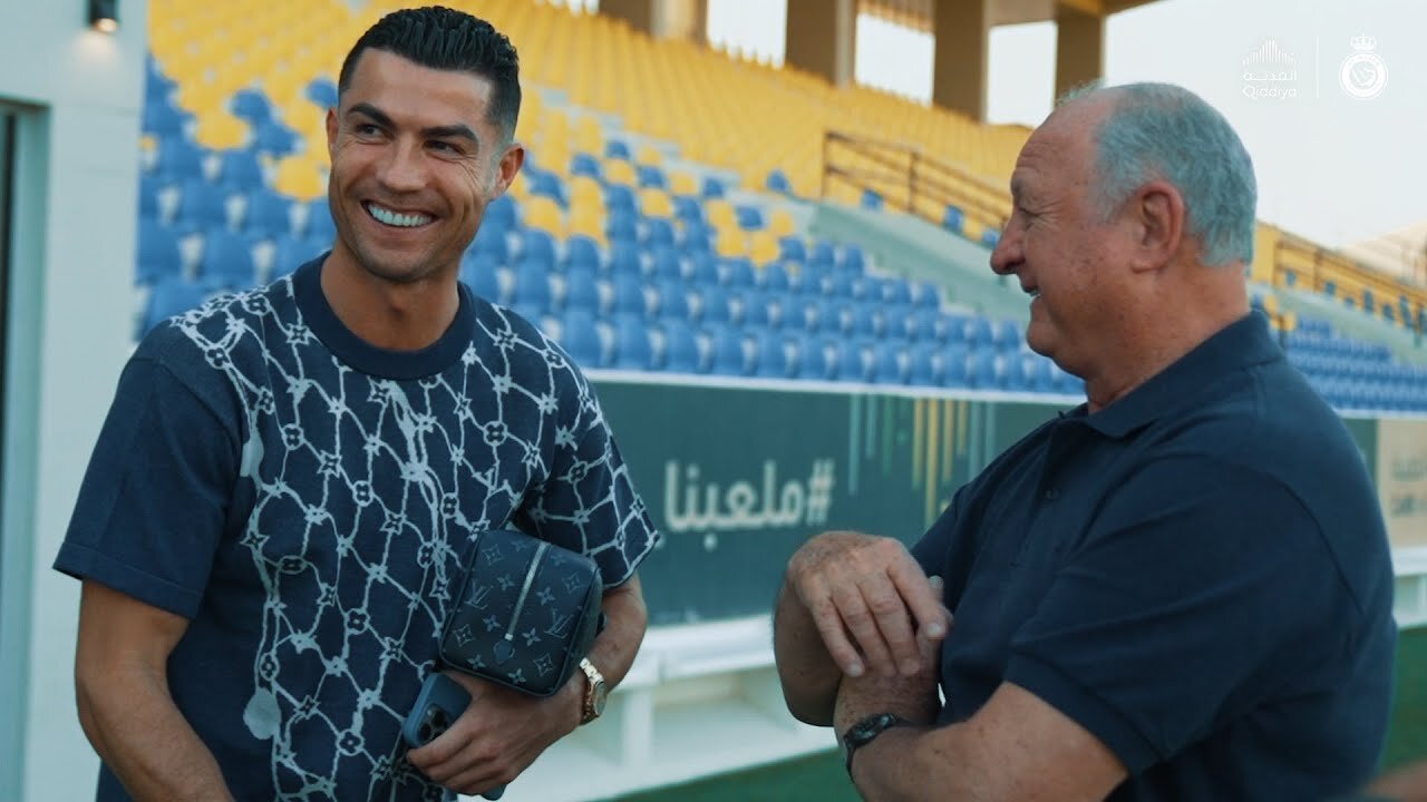 المدرب البرازيلي فيليبي سكولاري يزور النصر ويتحدث 💛 Felipe Scolari visits AlNassr and speaks to us
