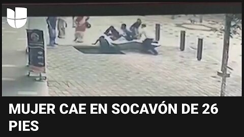 En video: el momento en que se forma un socavón y se traga a una mujer