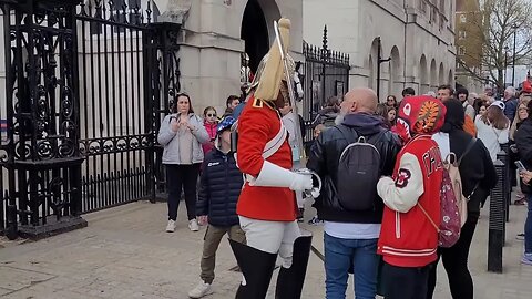 Tourist does not move but that does not stop the guard #horseguardsparade