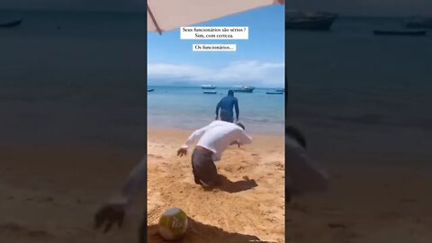 PORQUE ELES SEMPRE FAZEM ISSO #praia #meme #shorts