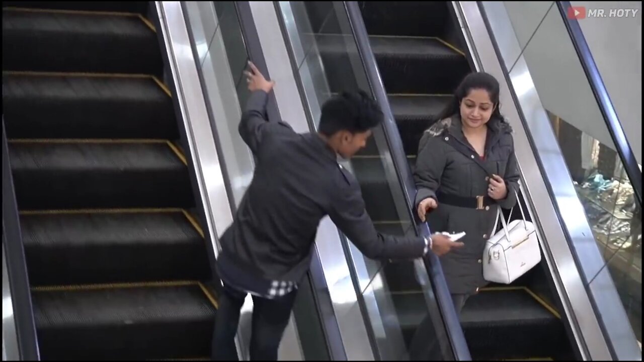 Passing flirty lines note on the escalator hoty