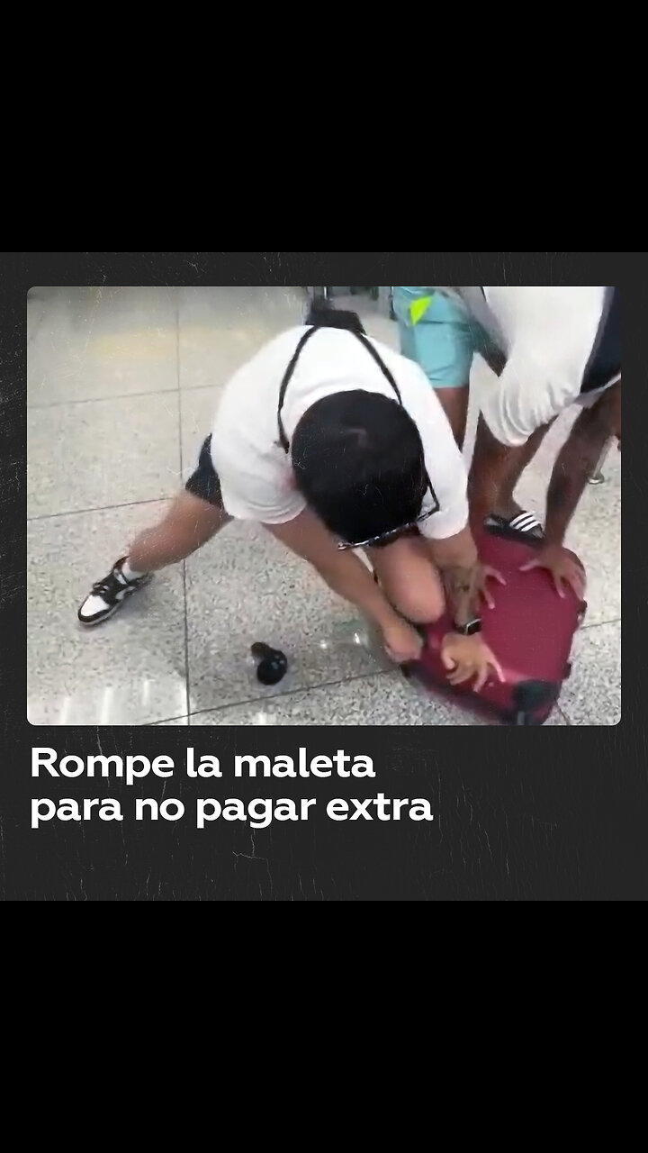 Rompe la maleta para no pagar un extra por el tamaño de su equipaje