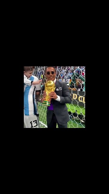 Salt Bae com a taça da Copa do Mundo