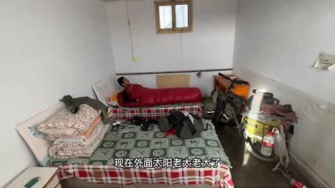 Riding = in = Gansu = in = winter, it's too cold to put up tents at night, so I have to sleep in her