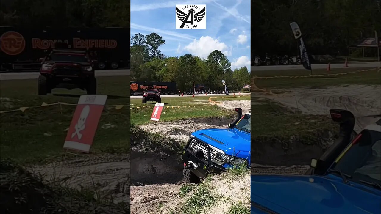 Cool FJ Cruiser Flashing Lights, Giving a Shaka, and Climbing Sandy Obstacle #shorts #toyota