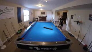 Ce jeune joueur de billard va vous laisser bouche-bée