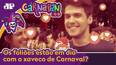 Eric Surita checa se foliões estão em dia com o xaveco de Carnaval