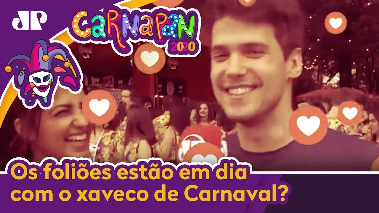 Eric Surita checa se foliões estão em dia com o xaveco de Carnaval