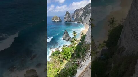 Diamond Beach is a beach that people come to “see and die.” Bathe? No