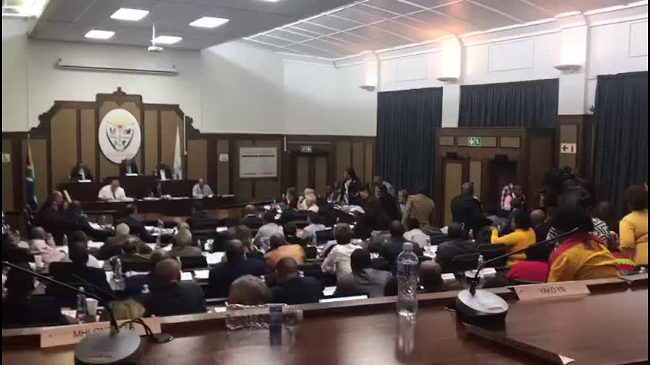 Opposition parties walk out of Nelson Mandela Bay council meeting (s7D)