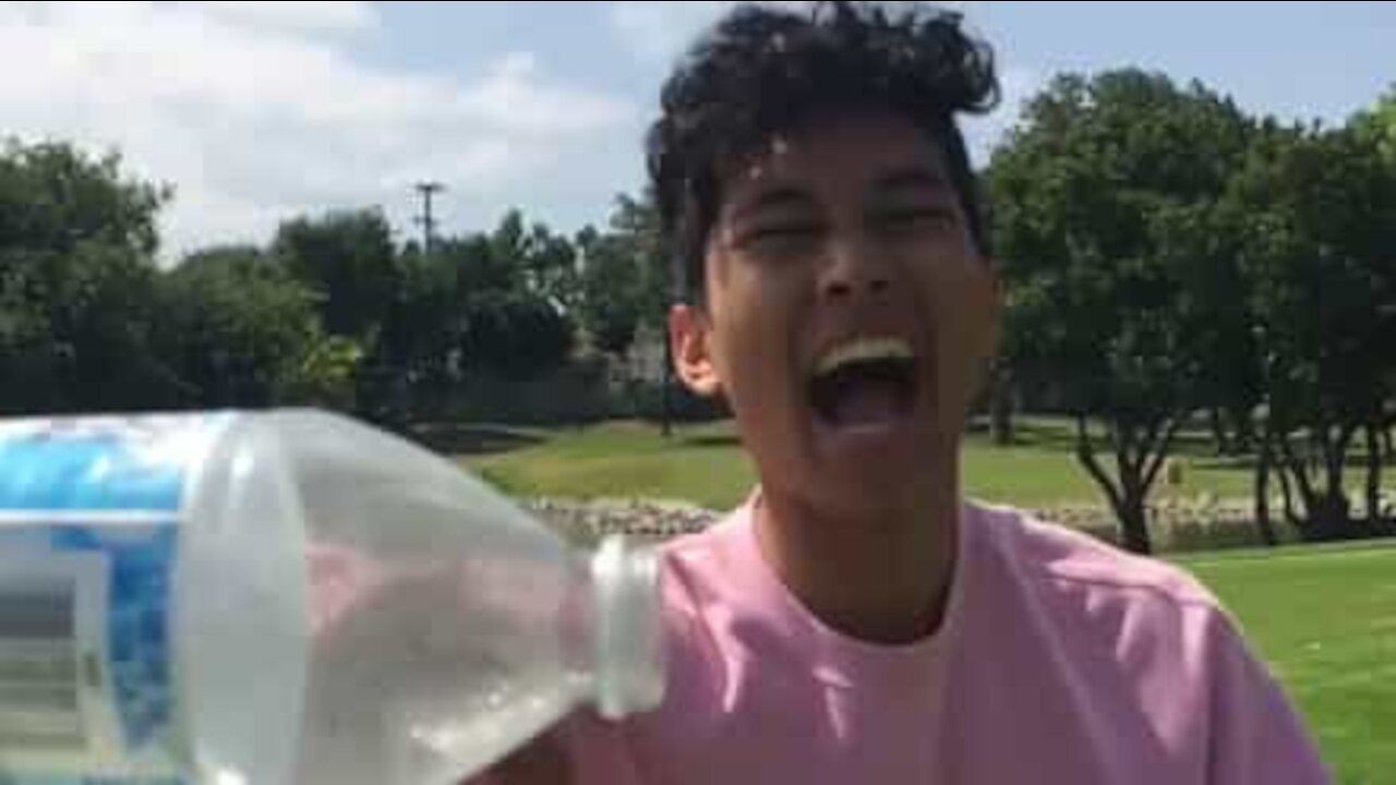 Jovem impressiona no Bottle Cap Challenge