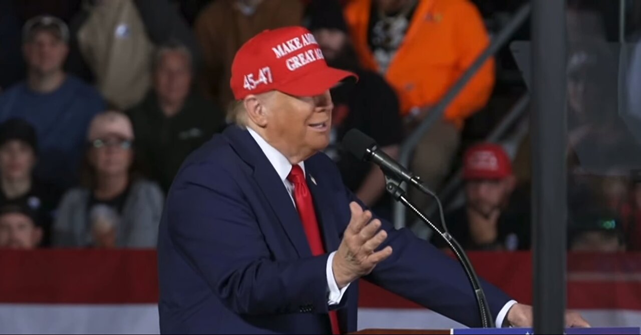 DON'T RAISE HANDS OR GET HURT VOTING KAMALA! Trump warns crowd at Juneau WI rally