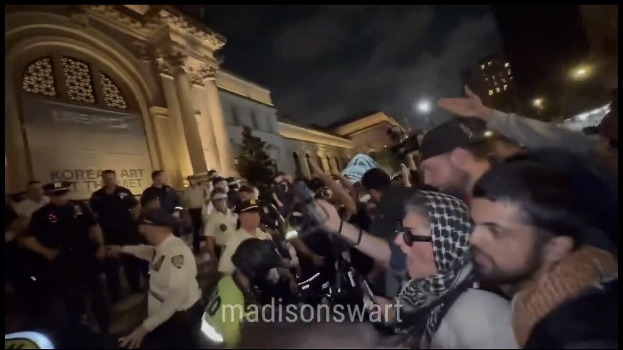 NEW YORK POLICE CLASHES👮‍♂️🧟‍♀️👮🏙️WITH PRO-HAMAS-PALESTINE-PROTESTERS👮🏻‍♀️🌆🧟💫