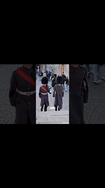 The kings guards marching up steps #toweroflondon
