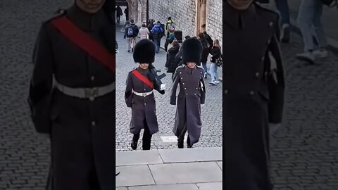 The kings guards marching up steps #toweroflondon