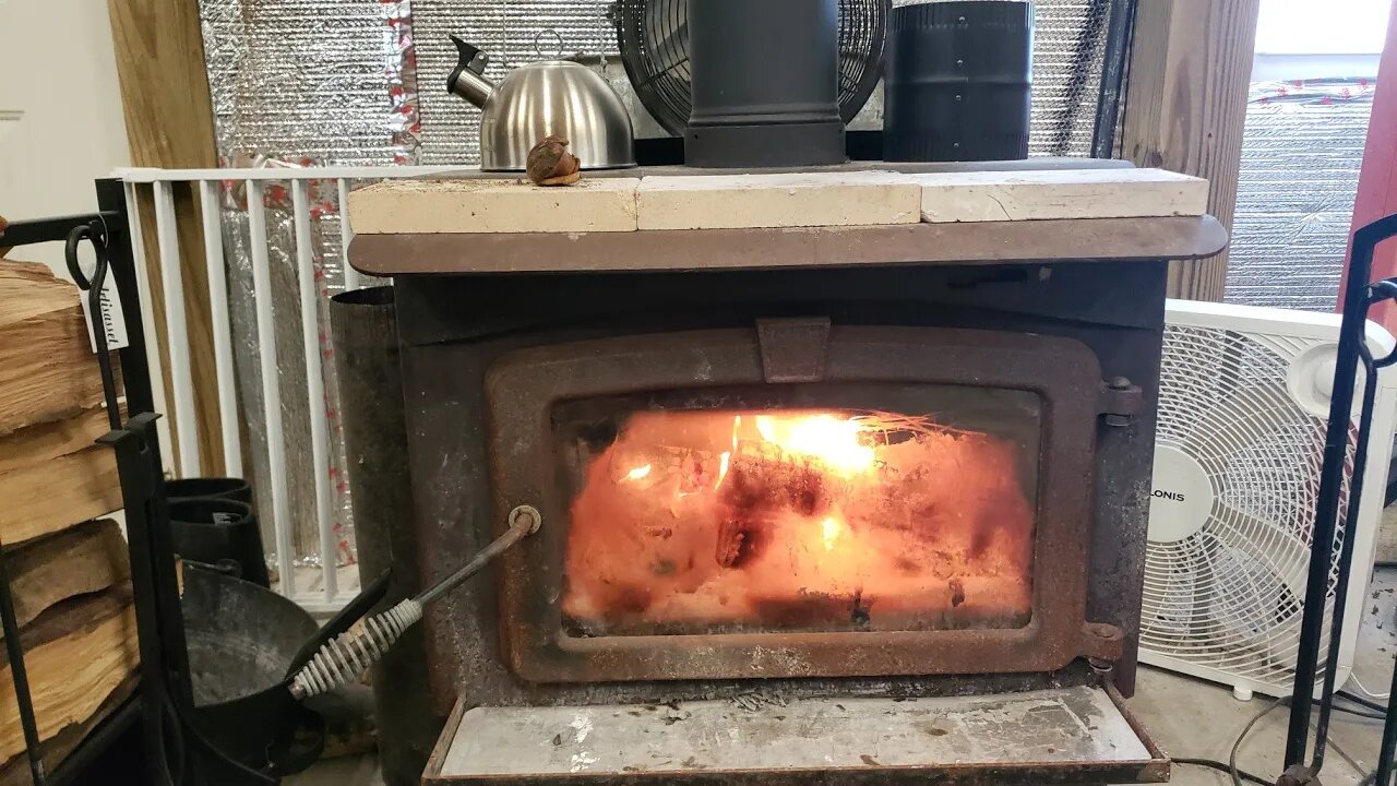 The eazyest way I found to start a fire in my Woodburning woodstove to heat my garage