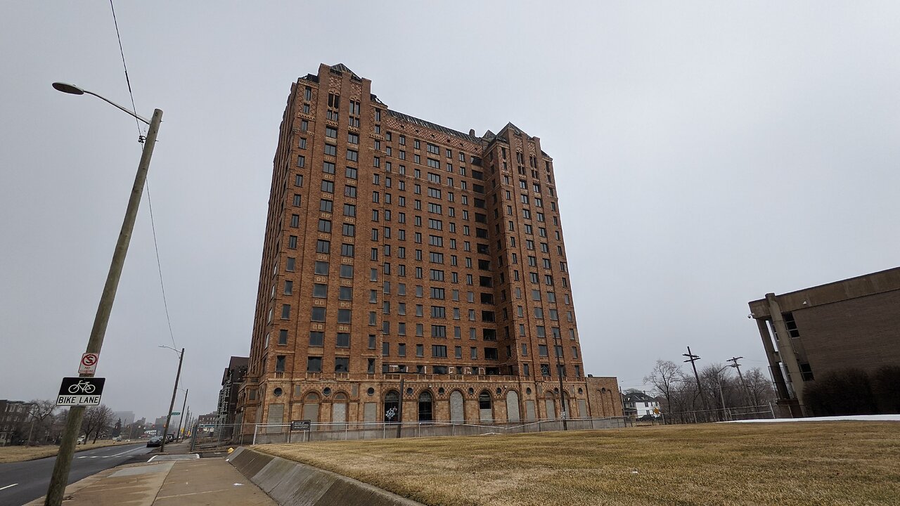 Exploring the Abandoned Lee Plaza | Detroit February 2021