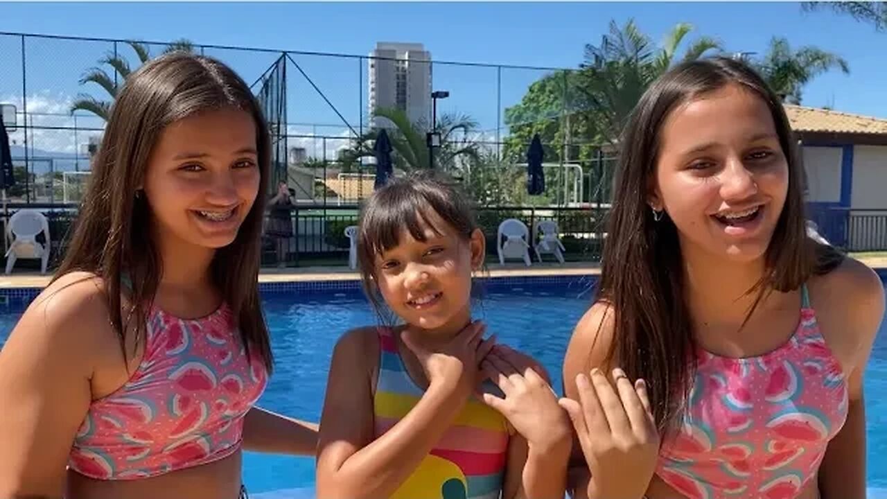 DESAFIO DA PISCINA PEGA A BOLA! 3 irmãs demais