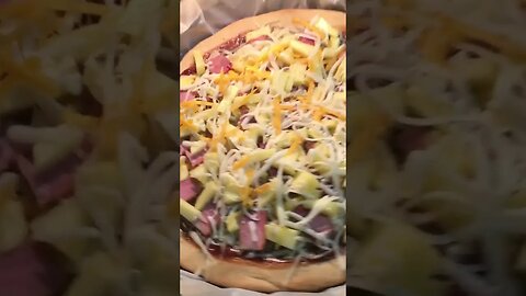 Hand tossed bbq pizza *kiss*