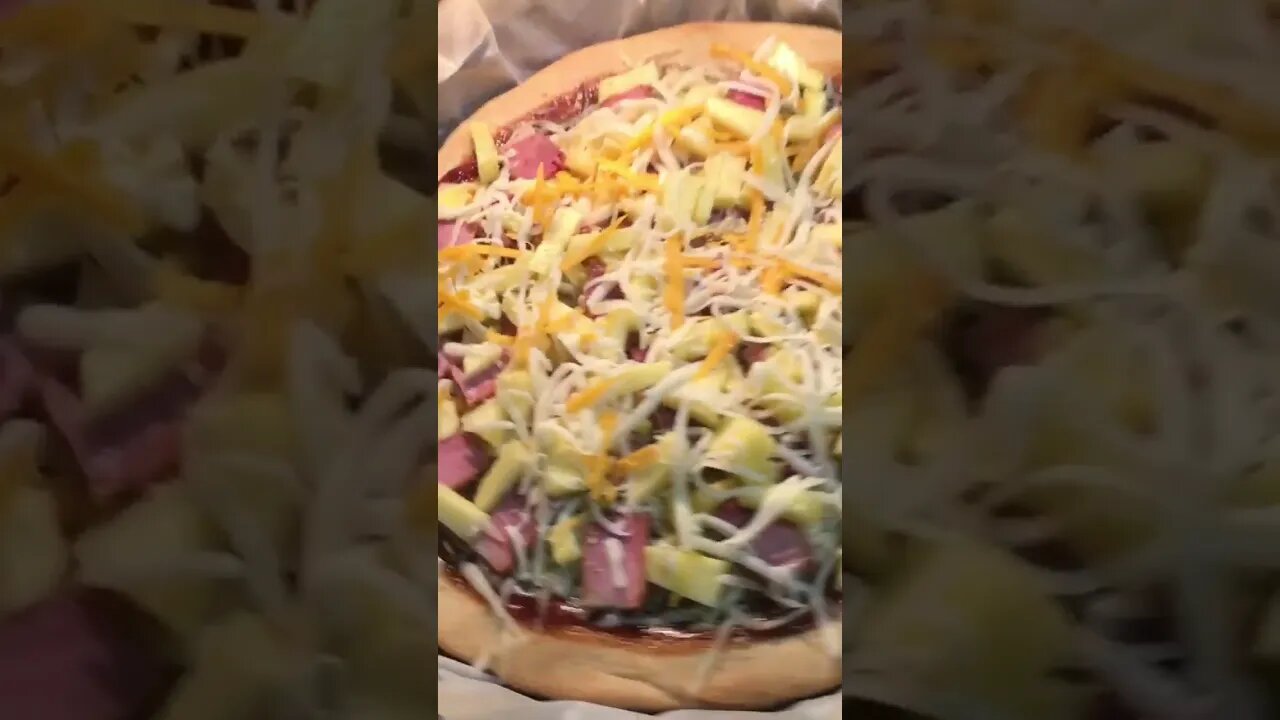 Hand tossed bbq pizza *kiss*