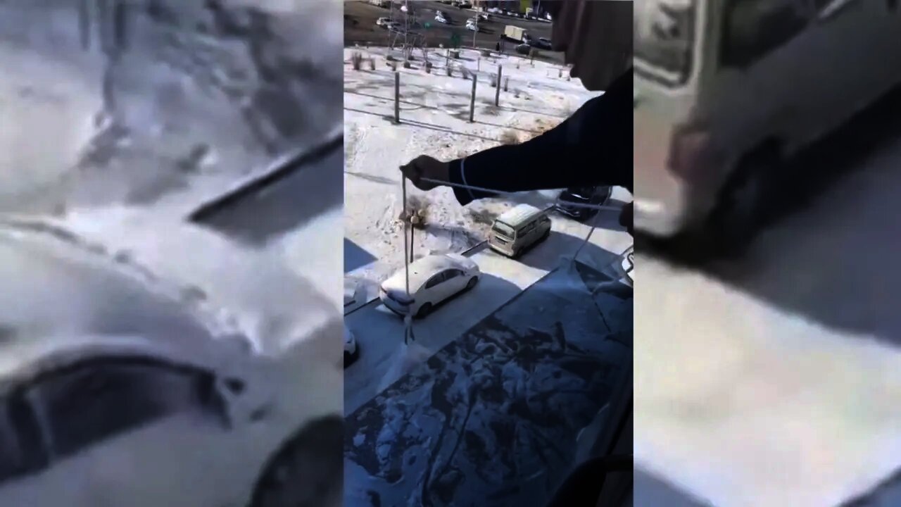 Dragging Food Up After Being Sealed Inside 封樓期間 用繩子提食物上樓